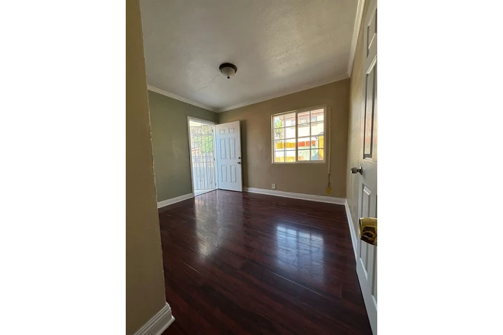 $2000 : CASITA EN RENTA EN COMPTON image 1