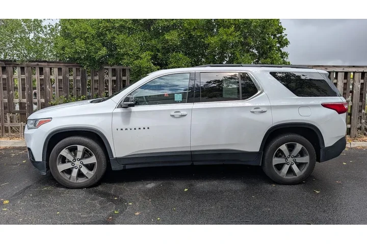 $23990 : 2021 Traverse LT Leather image 2