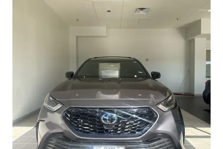 $39986 : Toyota Highlander 2024 LE 4d image 3