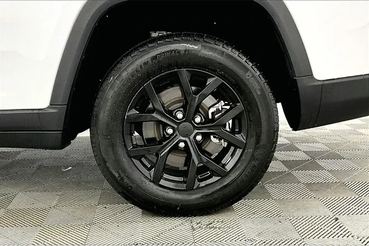 $32641 : Jeep Grand Cherokee L 2023 4 image 8