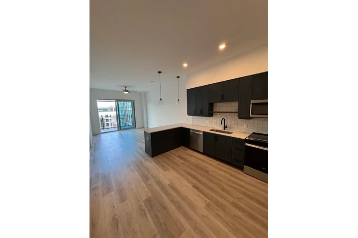 $1200 : Vive en el corazón de Miami image 9