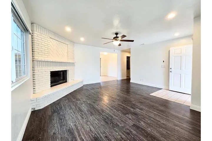 $3200 : Homes with Self-Guided Tours image 9