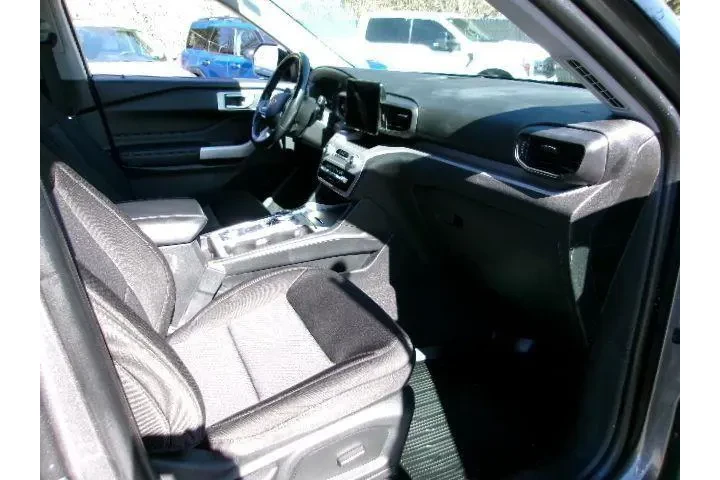 $30996 : Ford Explorer 2023 AWD XLT 4 image 4