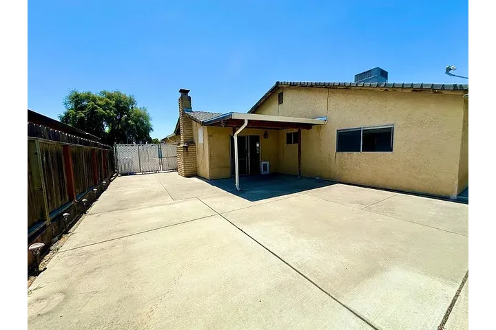 $2000 : CHARMING SINGLE FAM HOME image 10