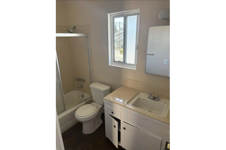 $1395 : ESTUDIO DE RENTA EN RIVERSIDE! image 3