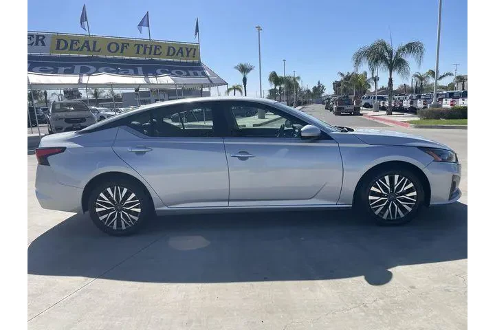 $18999 : Nissan Altima 2023 2.5 SV 4d image 9