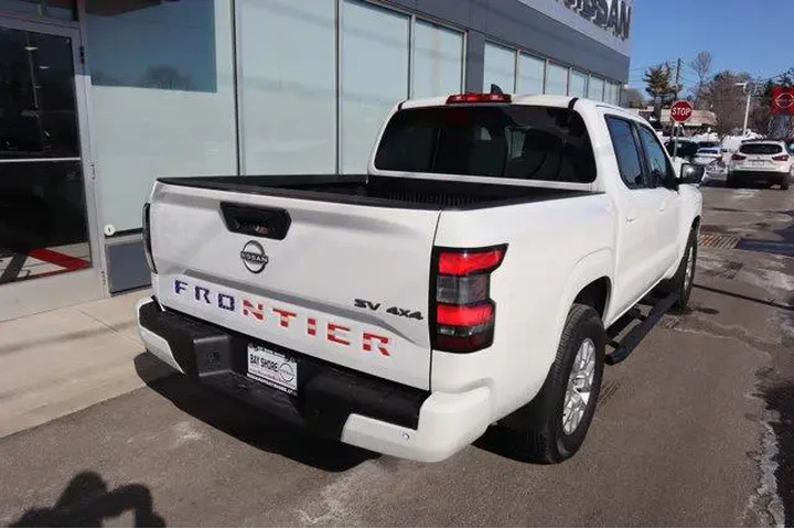 $29812 : Nissan Frontier 2022 4x4 SV image 5