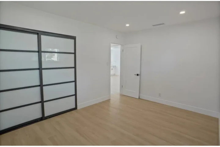 $2500 : 3 Bedroom Home In Los Angeles image 5