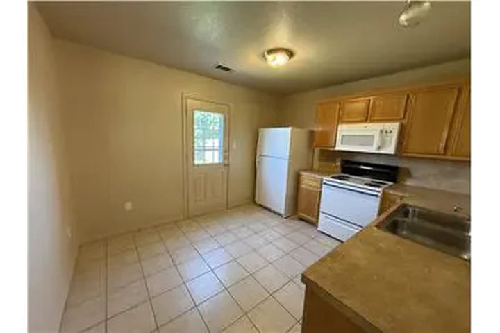 $1175 : Rental property with 3 bedro image 7
