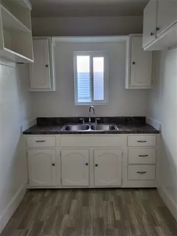 $2200 : LONG BEACH 2BED/1BATH APT. image 2