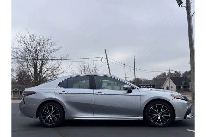 $20999 : 2022 Camry SE image 5