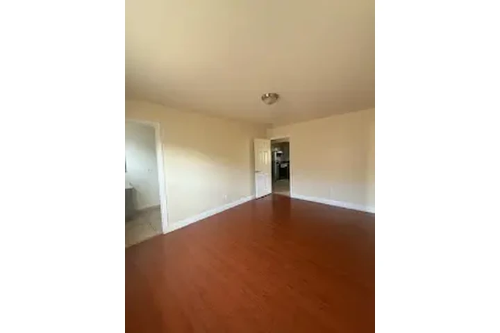 CASA EN RENTA EN L.A. 90011 image 7
