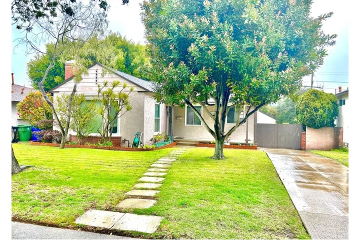 $2300 : Detached Garage image 1