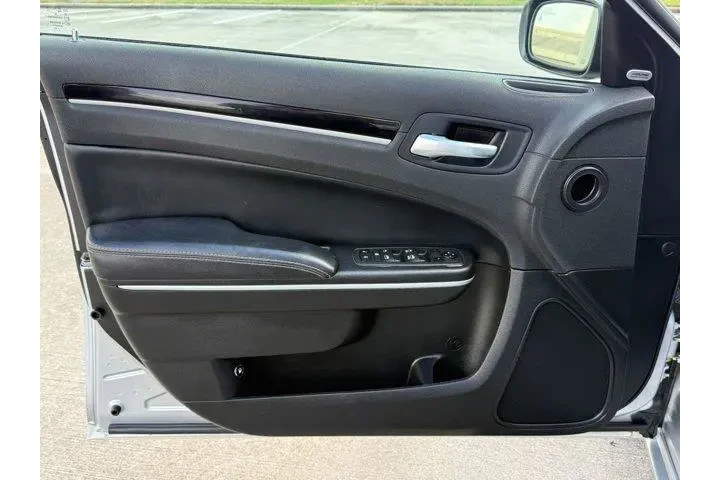 $22996 : Chrysler 300 2022 S V6 4dr S image 4