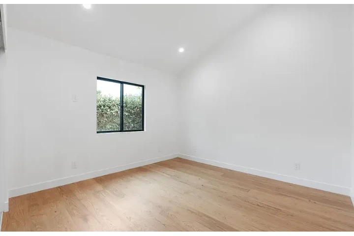 $2500 : 3 bedroom house in koreatown image 8