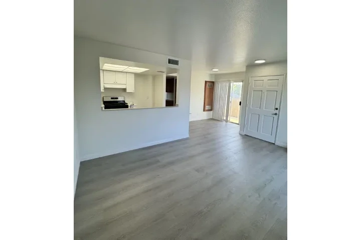 $2599 : FULLERTON- APTS. DE 2 RECS. image 1