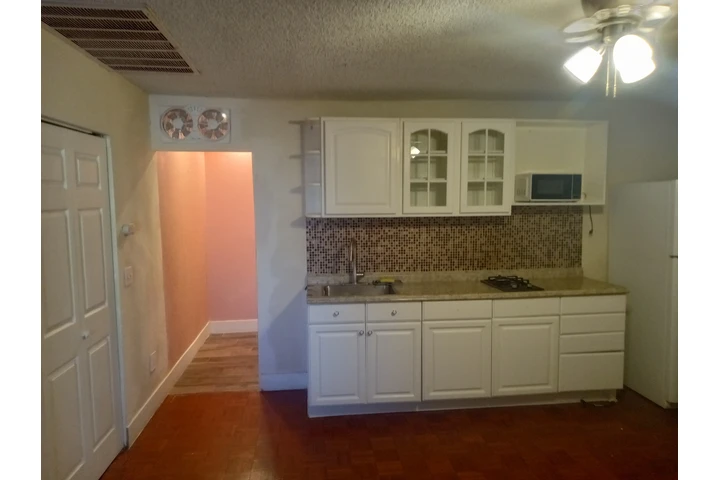 $1000 : Se renta acogedor estudio image 2