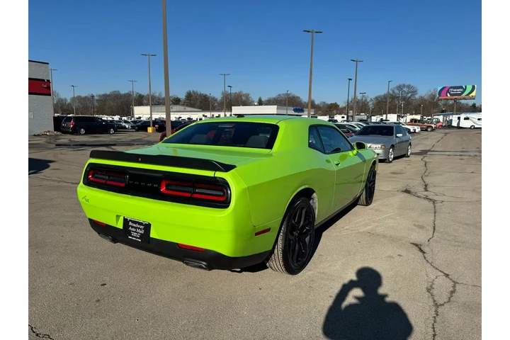 $15980 : 2019 Challenger SXT RWD image 2