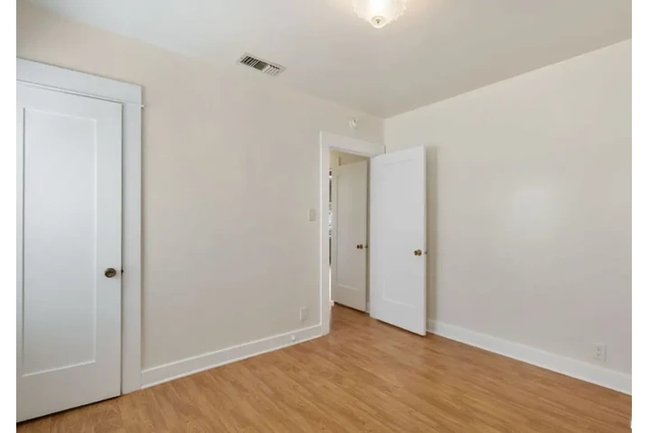 $2050 : Spacious 2 Bedroom in Lynwood image 7