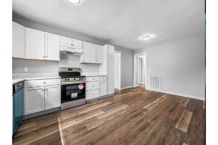 $980 : Charming  living space kitchen image 5