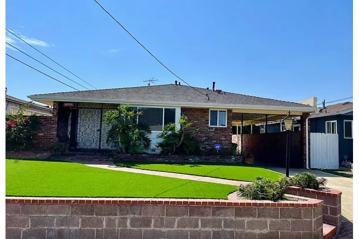 $1985 : An ample four-car garage image 1