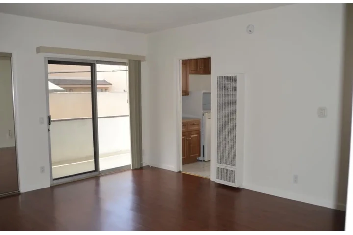 $1565 : 1 Bed 1 Bath Apt in Carson image 3