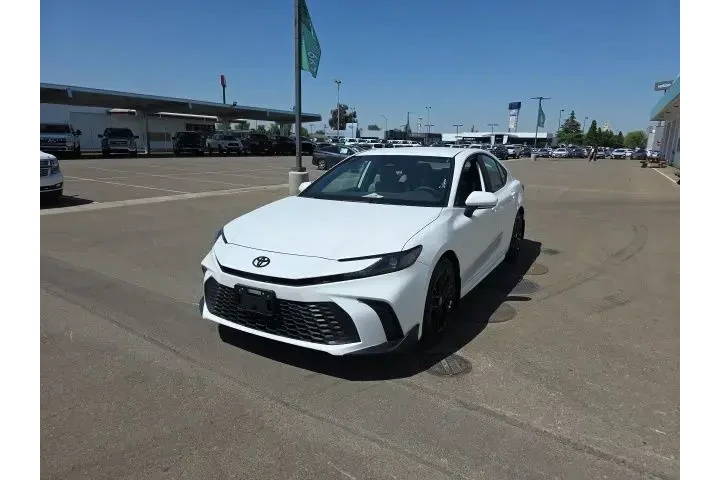 $38900 : Toyota Camry 2026 SE 4dr Sed image 3