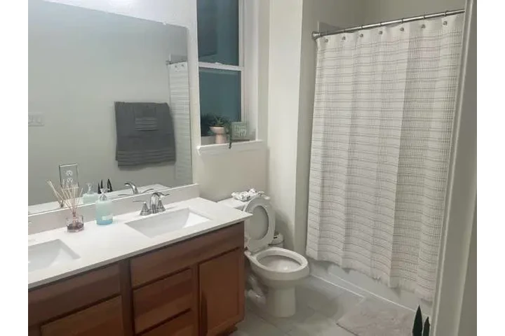 $700 : Nueva casa katy biles pagados image 5