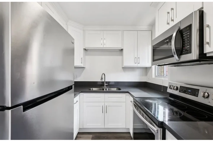 $1980 : 2 Bedroom Apt in West Adams LA image 5