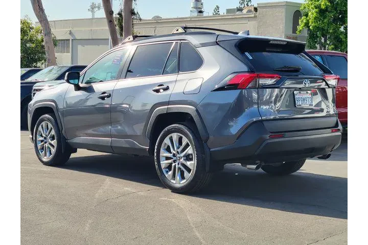 $29900 : Toyota RAV4 2021 XLE Premium image 2