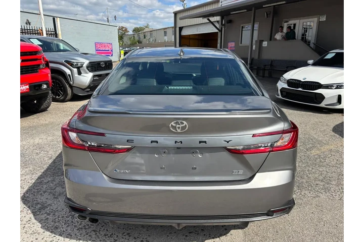 2025 Camry SE | image 5