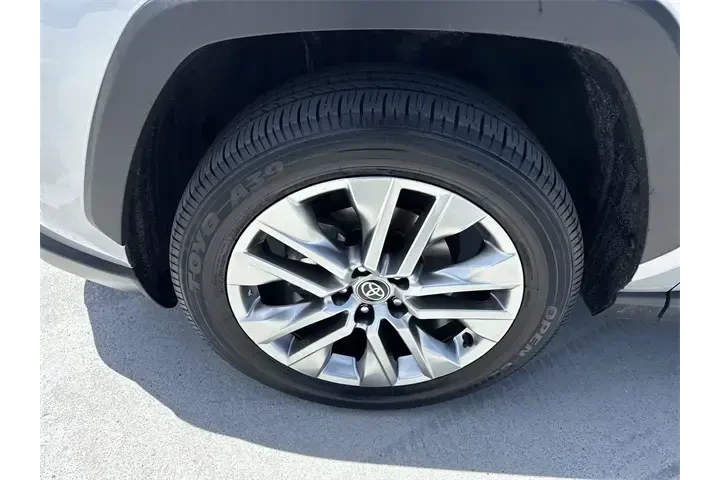 $28988 : Toyota RAV4 2021 AWD XLE Pre image 10