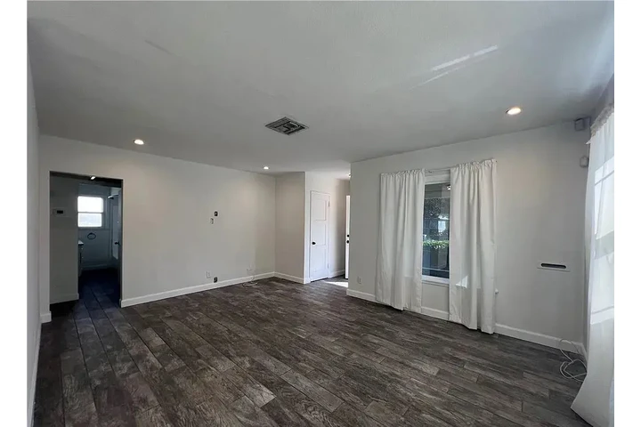 $980 : Recently updated 2 bedroom image 4