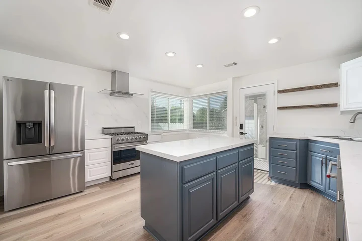 $900 : Beautiful Home...LAKEWOOD,CA image 5