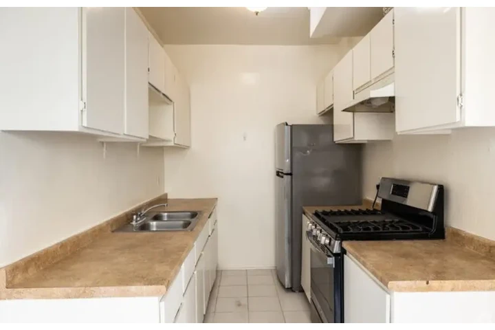 $1900 : 2-BED Apt in James M Wood Blvd image 6