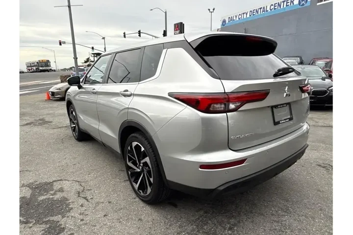 $27875 : Mitsubishi Outlander 2024 SE image 6