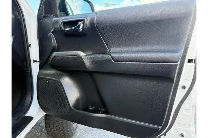 $27641 : Toyota Tacoma 2017 4x2 TRD O image 10