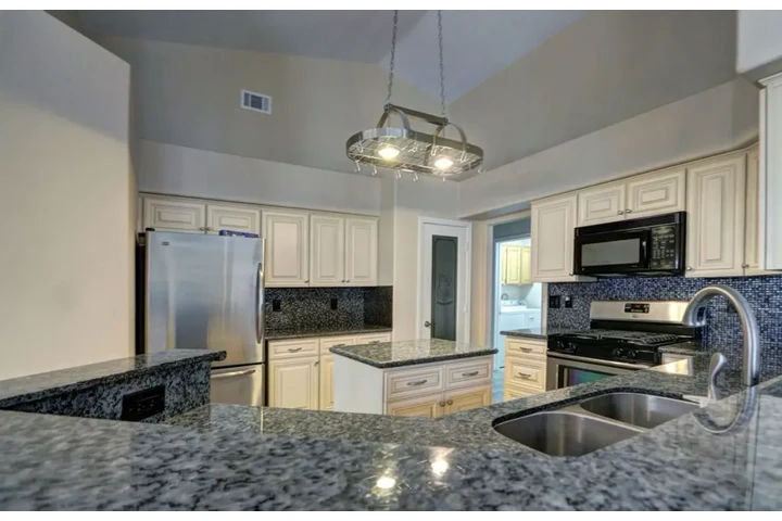 $1400 : 3Bed/2Bath Home in Las Vegas image 4