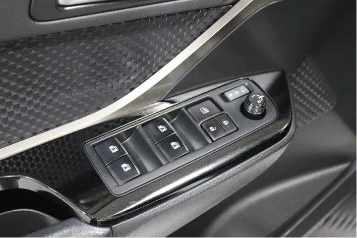 $17989 : Toyota C-HR 2019 XLE 4dr Cro image 7