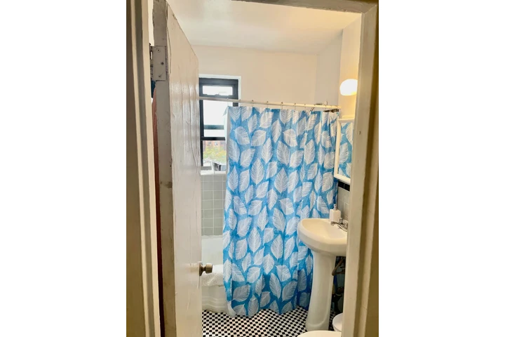 $1200 : Cuarto en Edif.Jackson Heights image 3