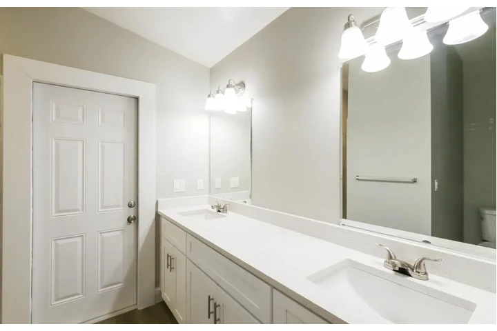 $2700 : Affordable for move in image 3