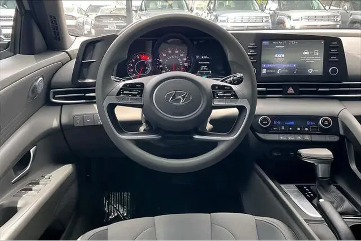 $20007 : Hyundai ELANTRA 2023 SEL 4dr image 6