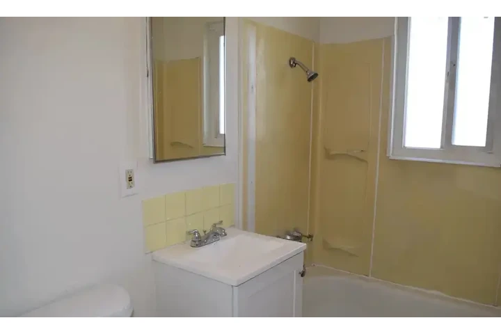 $1200 : Spacious 1BR 1BA $1200 image 4