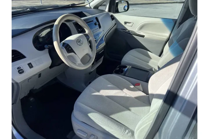 $12500 : 2014 Sienna LE 8-Passenger image 8