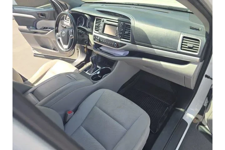 $14995 : Toyota Highlander 2017 LE 4d image 9