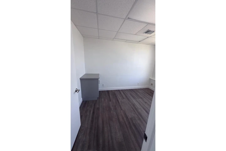 $900 : Coercial suite for rent image 1