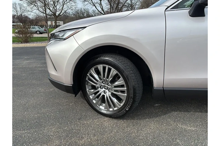 $40993 : 2023 Venza Limited image 5