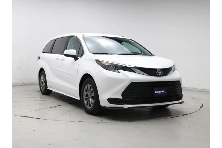 $39998 : Toyota Sienna 2024 AWD LE 8- image 1
