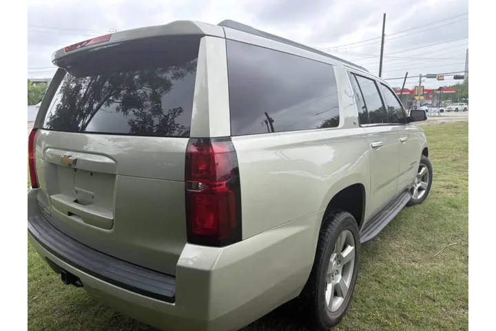 2017 Suburban LT image 9