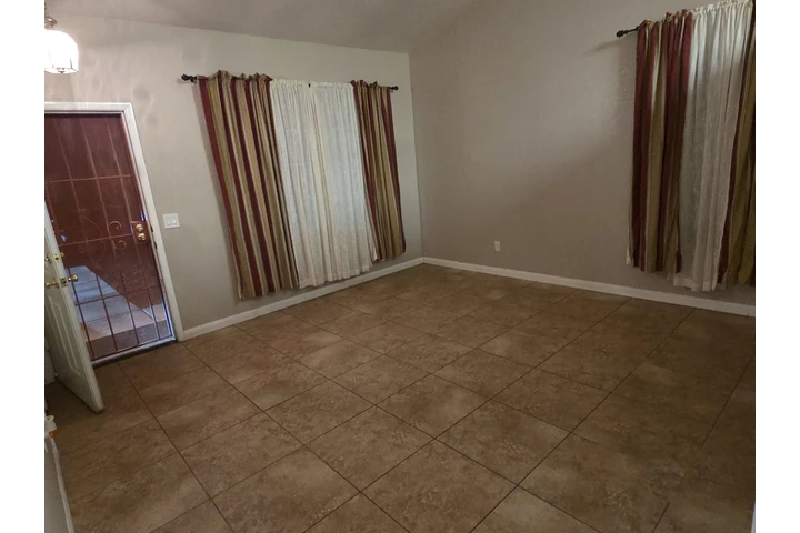 $2200 : Casa de renta de 4 recamaras image 2